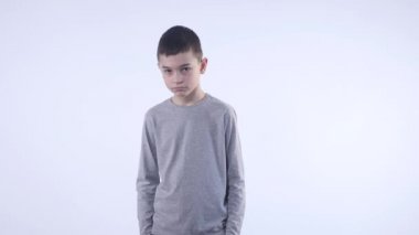 izole beyaz arka plan üzerinde üzgün esmer çocuk