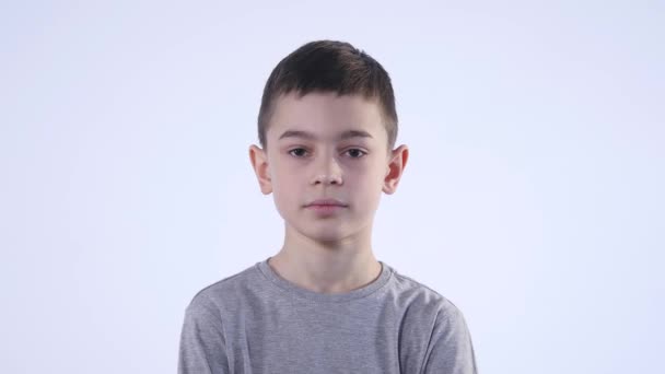 Portret van trotse jongen geïsoleerd op de witte achtergrond — Stockvideo