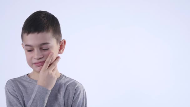 Хлопчик думає над білим тлом — стокове відео