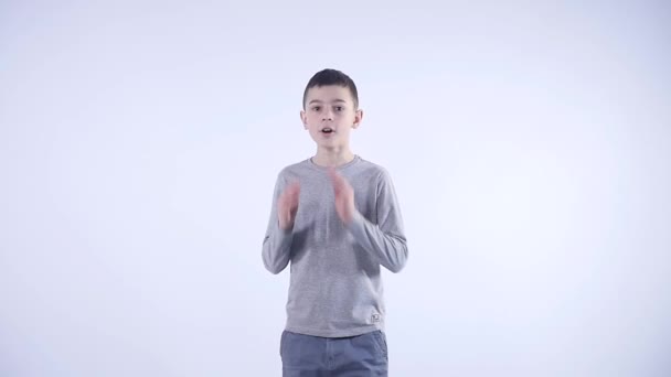 Meghökkent vagy meglepett gyermek fiú kezében szőrszálak arcán — Stock videók