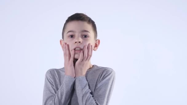 Sorprendido o sorprendido niño mano sosteniendo pelos en la cara — Vídeos de Stock