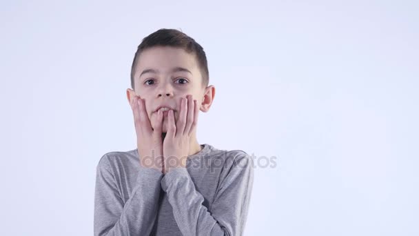 Sorprendido o sorprendido niño mano sosteniendo pelos en la cara — Vídeo de stock