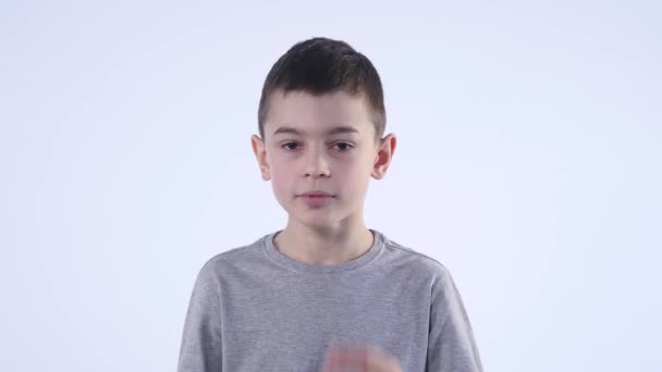 Έκπληκτοι ή έκπληκτος παιδί αγόρι χέρι που κρατά τρίχες στο κεφάλι — Αρχείο Βίντεο