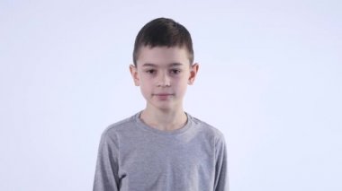 gri arka plan üzerinde hayran çocuk portresi