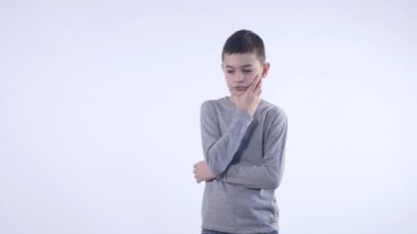 Beyaz arka plan üzerinde düşünen çocuk