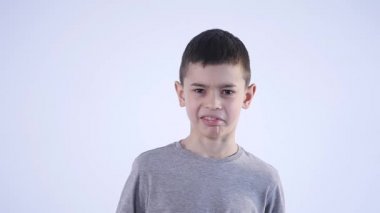 tiksinti çocuk. Beyaz arka plan üzerinde olumsuz insan duygu