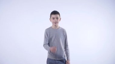 Beyaz arka plan üzerinde şanslı çocuk