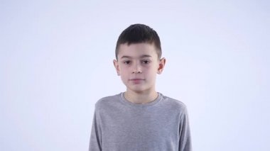 Beyaz arka plan karşı karışık clueless çocuk portresi.