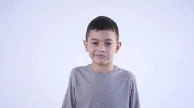 Beyaz arka plan karşı karışık clueless çocuk portresi.