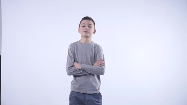 Retrato de niño orgulloso aislado sobre el fondo blanco — Vídeo de stock