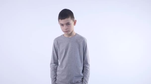Ledsen brunett kid över isolerade vit bakgrund — Stockvideo
