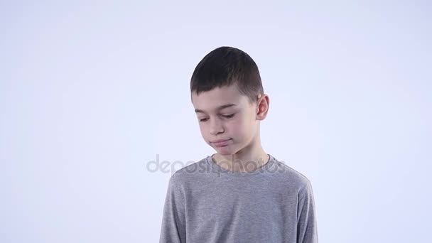 Грустная брюнетка ребенок на изолированном белом фоне — стоковое видео