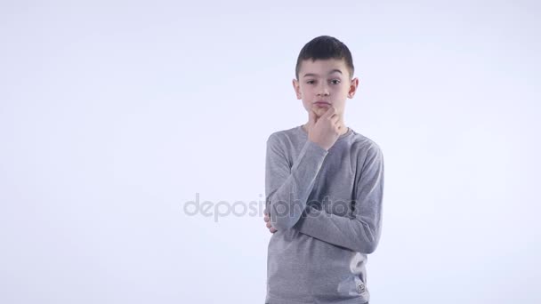 Pojke tänkande över vit bakgrund — Stockvideo