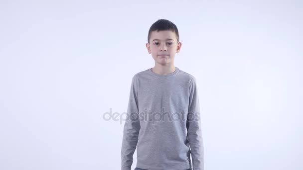 Retrato de niño confundido y despistado sobre fondo blanco . — Vídeos de Stock