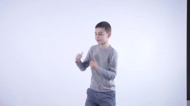 beyaz zemin üzerine parmağını dayanabiliyor boy gülümseyerek izole