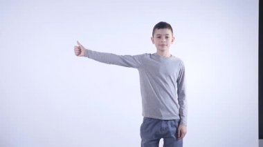 beyaz zemin üzerine parmağını dayanabiliyor boy gülümseyerek izole