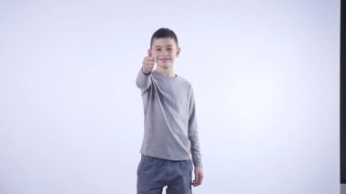 beyaz zemin üzerine parmağını dayanabiliyor boy gülümseyerek izole