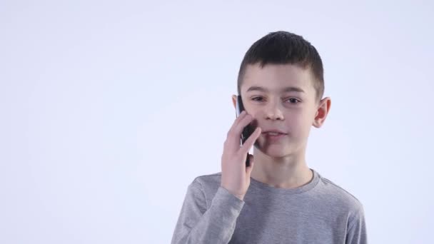 Beyaz arka plan üzerinde izole bir telefon olan küçük çocuk — Stok video