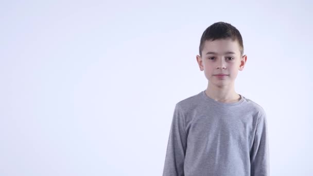 Mosolygó fiú feltartotta a hüvelykujját elszigetelt fehér háttér — Stock videók