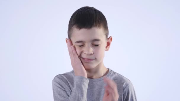 Junge schlägt sich mit Handflächen auf die Person ein — Stockvideo