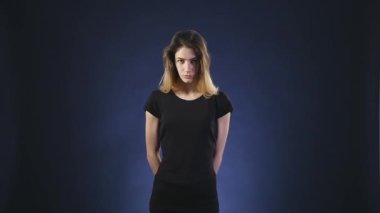 Kızgın yüz koyu arka plan ile genç bir kız