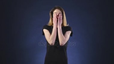 koyu arka plan üzerinde şaşırtıcı genç kadın