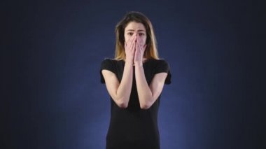 Güzel ve şok genç kadın. Sorunları veya kötü haber. Onun yüzünü ellere.