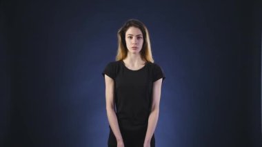 Güzel ve şok genç kadın. Sorunları veya kötü haber. Onun yüzünü boyuyla. Ağır çekim