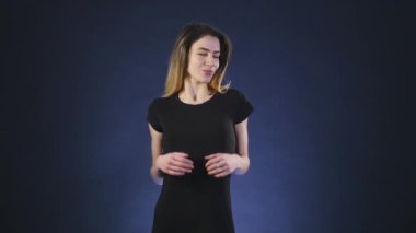 Karanlık arka planda güzel bir genç kadın.