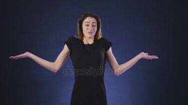 o siyah arka plan bilmiyor gösterilen kadın