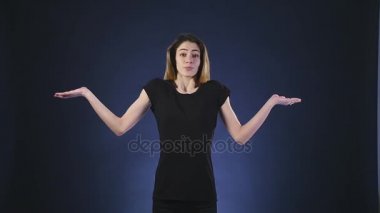 o siyah arka plan bilmiyor gösterilen kadın