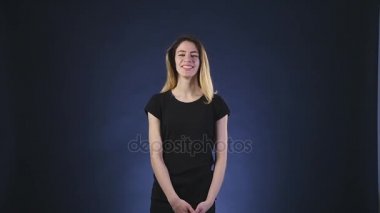 koyu arka plan üzerinde güzel dans eden kız