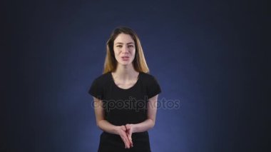 Karanlık arka planda güzel bir genç kadın.