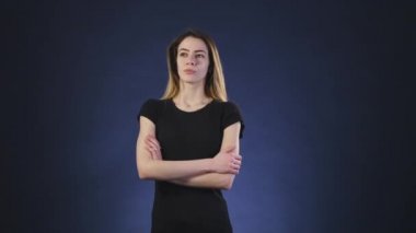 Karanlık bir arka plan üzerinde bir şey düşünmeye ciddi genç kadın
