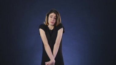 koyu arka plan üzerinde utangaç kız