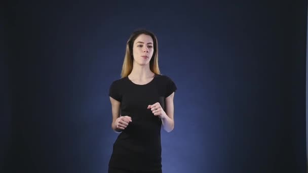 Όμορφο κορίτσι που χορεύει σε σκούρο φόντο — Αρχείο Βίντεο
