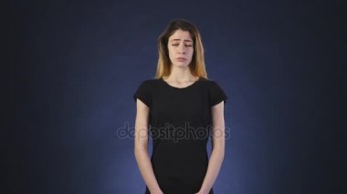 karanlık bir arka plan üzerinde üzgün kız