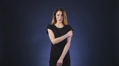 koyu arka plan üzerinde şok korkmuş genç kadın