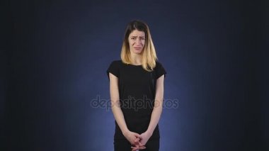 iğrenç duygu. koyu arka plan üzerinde kız