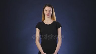 Karanlık bir arka plan üzerinde bir şey düşünmeye ciddi genç kadın