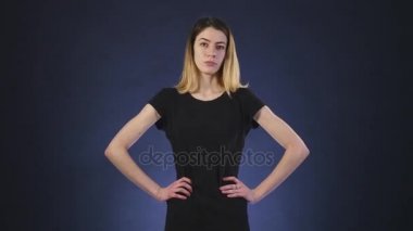 Kızgın yüz koyu arka plan ile genç bir kız