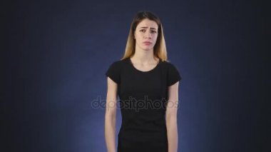 karanlık bir arka plan üzerinde hayal kırıklığına kız