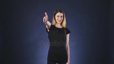 Güzel bir genç kadın gülümseyerek ve gösterilen Yaşasın