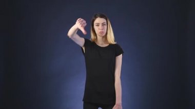 Güzel ve genç birbayan negatif ifade parmak