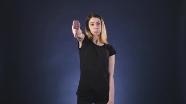 Güzel ve genç birbayan negatif ifade parmak