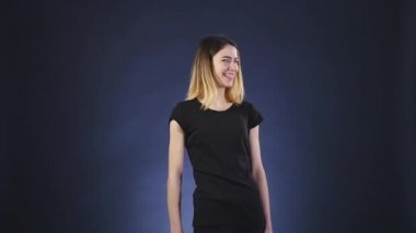 mutlu ve gülen kadın koyu arka plan üzerinde