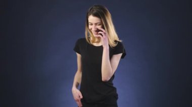 mutlu kadın telefonla konuşuyor.