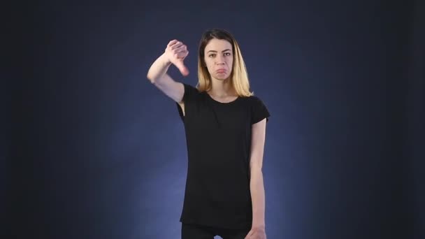 Великий палець вниз красива молода жінка негативний вираз — стокове відео