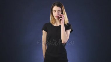 Memnun kadın telefonla konuşuyor