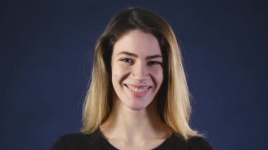 Güzel ve genç birbayan gülümseme koyu arka plan